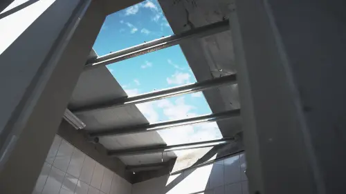 ▲阿陶莫部落一間住宅屋頂破大洞尚未復原。（圖／記者王郁勳攝）