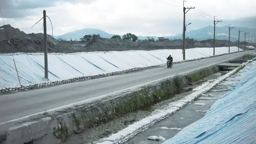 ▲花蓮光復百日，佛祖街仍有一層樓高的淤泥。（圖／王郁勳攝）