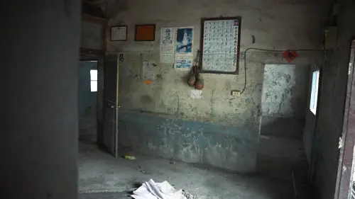 ▲災民洪美仁的家三合院祖厝空無一物，僅剩牆上獎狀。（圖／記者王郁勳攝）