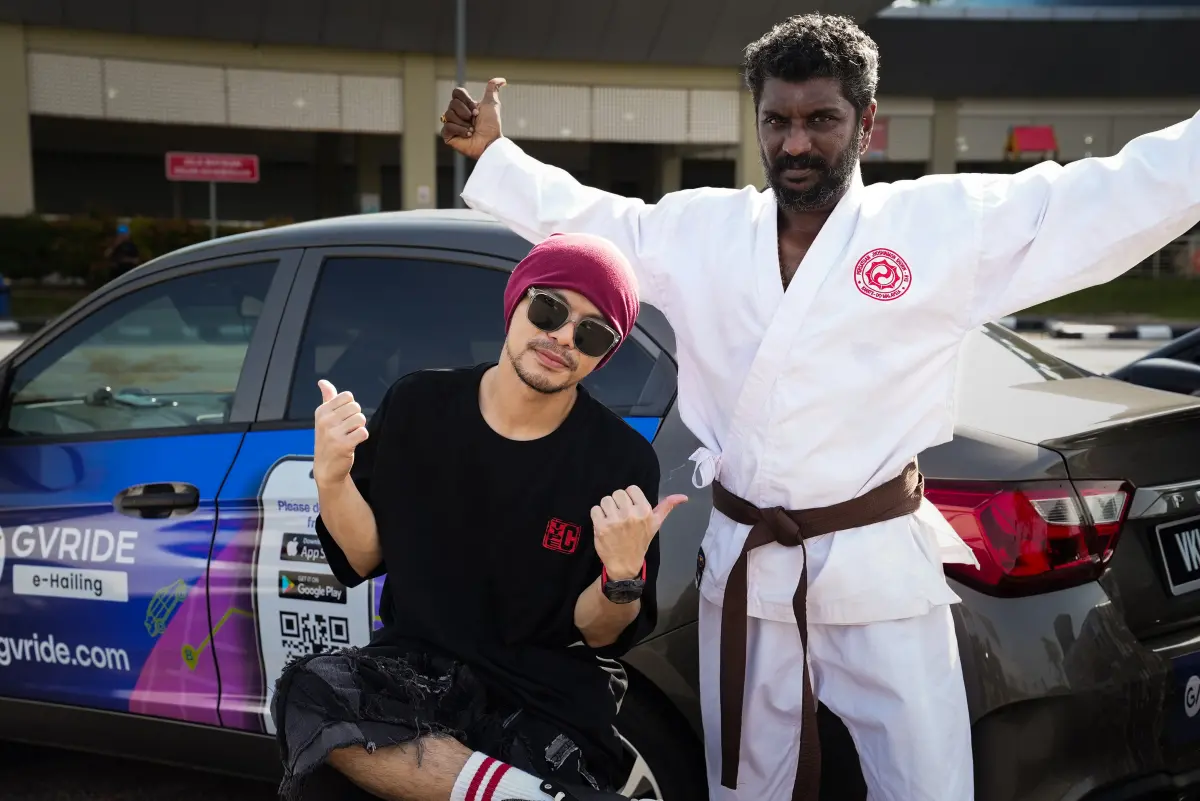 ▲黃明志（左） 2026 年初正式復工，新歌〈馬來西亞的新年〉MV上線30小時，在YouTube突破100萬觀看次數。（圖／亞洲通文創提供）