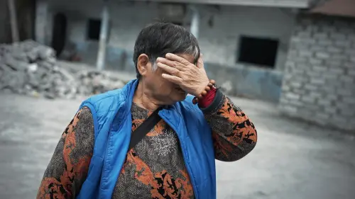 ▲想到獨自一人面對家園重建，洪美仁悲從中來。（圖／記者王郁勳攝）