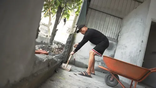 ▲災民許誠志的家被沖毀一道牆，他努力重建中。（圖／記者王郁勳攝）