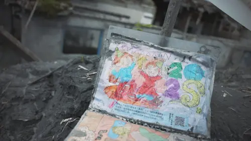 ▲佛祖街上充滿沙色的民宅，與一幅彩色兒童插畫形成強烈對比。（圖／記者王郁勳攝）