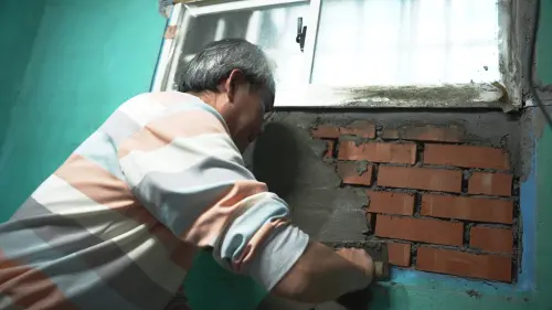 ▲台南陳姓志工選擇在鏟子超人熱潮退去後，利用假日來光復鄉替災民砌牆磚。（圖／記者王郁勳攝）