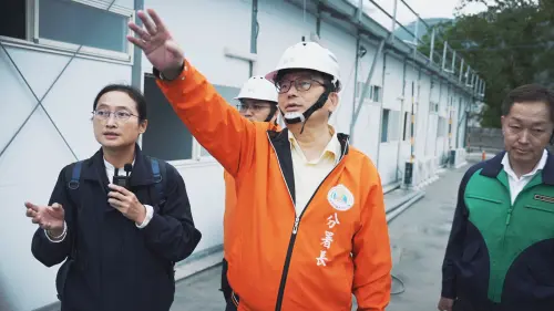 ▲內政部國土管理署北區都市基礎工程分署長曾正宗說明中繼屋興建進度。（圖／記者王郁勳攝）