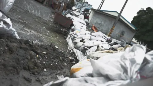 ▲災民住家外堆放重建用的水泥袋，政府補助經費不足，重建之路緩慢前行。（圖／記者王郁勳攝）