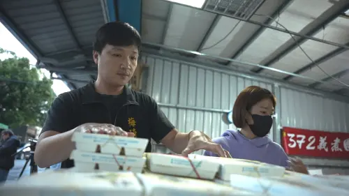 ▲光復青年黃柏儕與其他店家組成義煮團，每天提供2000個便當給災民享用。（圖／記者王郁勳攝）