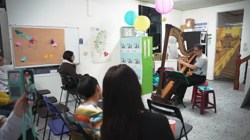 ▲豎琴獵人黃哲音受花蓮市議員楊華美邀請，辦音樂會安撫災民的心靈。（圖／記者王郁勳攝）