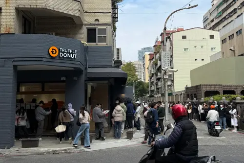 ▲來自日本鳥取的生甜甜圈「Truffle Donut」插旗高雄，一早就爆排隊人潮。（圖／讀者提供）