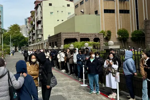 ▲來自日本鳥取的生甜甜圈「Truffle Donut」插旗高雄，今天試營運，引來排隊人潮。（圖／讀者提供）