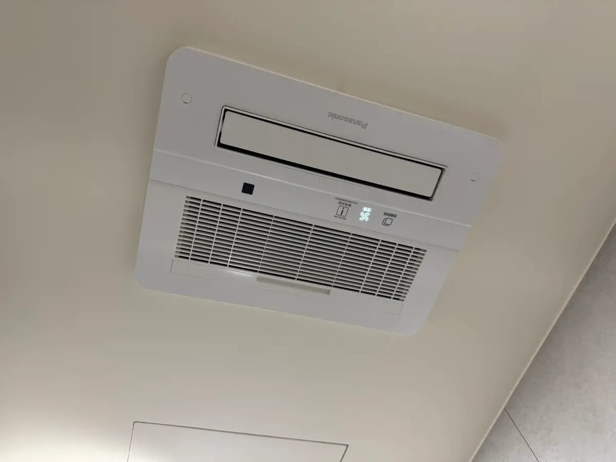 ▲冬天洗澡好痛苦，還可能會因為溫差大，增加疾病風險，就有民眾大推「浴室暖風機」，讓冬天洗澡不再冷到發抖，封為「本世紀最偉大發明」。（圖／記者張家瑋攝）