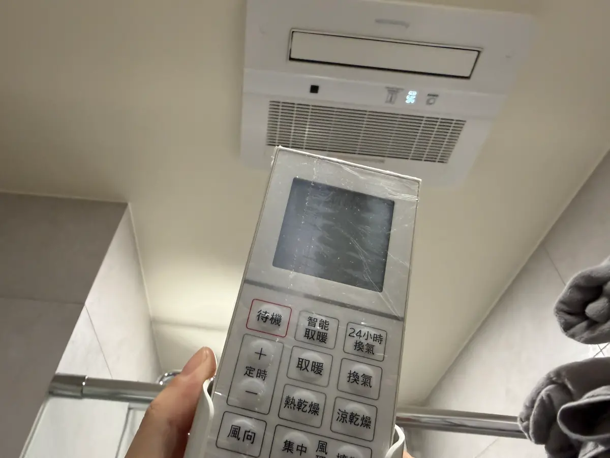 ▲有民眾想開浴室暖風機，又怕電費高漲，對此許多內行人指出，只要開24小時換氣，或是使用涼風乾燥就能省電。（圖／記者張家瑋攝）