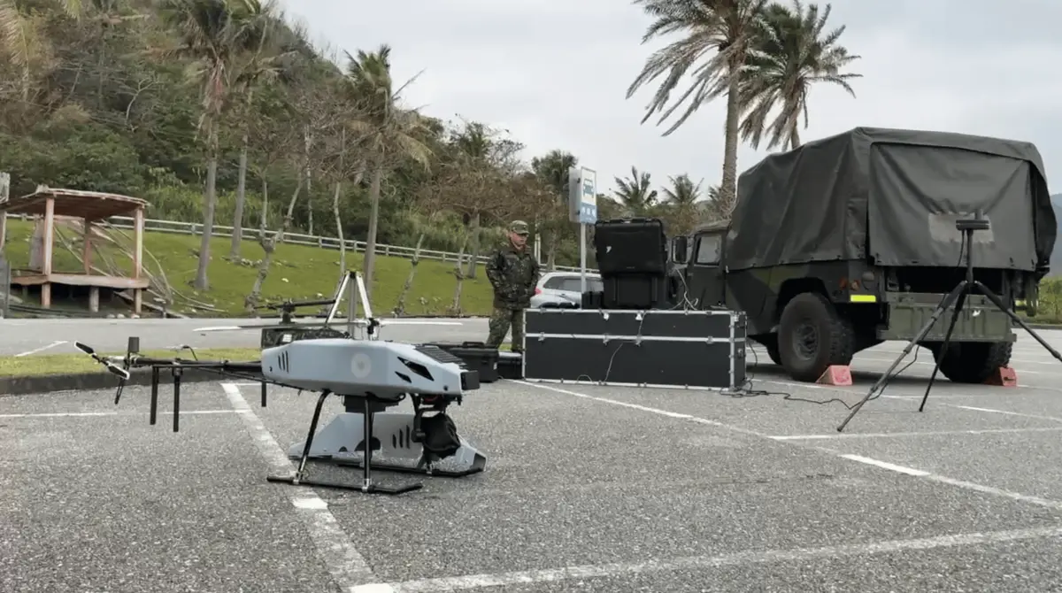 ▲軍方出動無人旋翼機於磯崎沿岸展開搜索。（圖／翻攝畫面）