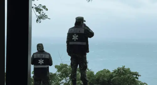 ▲東海岸也有官兵駐守芭崎瞭望台，往東南沿海瞭望搜尋。（圖／翻攝畫面）