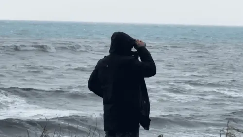 ▲空軍出動地面搜救人員，於東海岸鹽寮地區高地，以望遠鏡搜索海上可能的範圍。（圖／翻攝畫面）