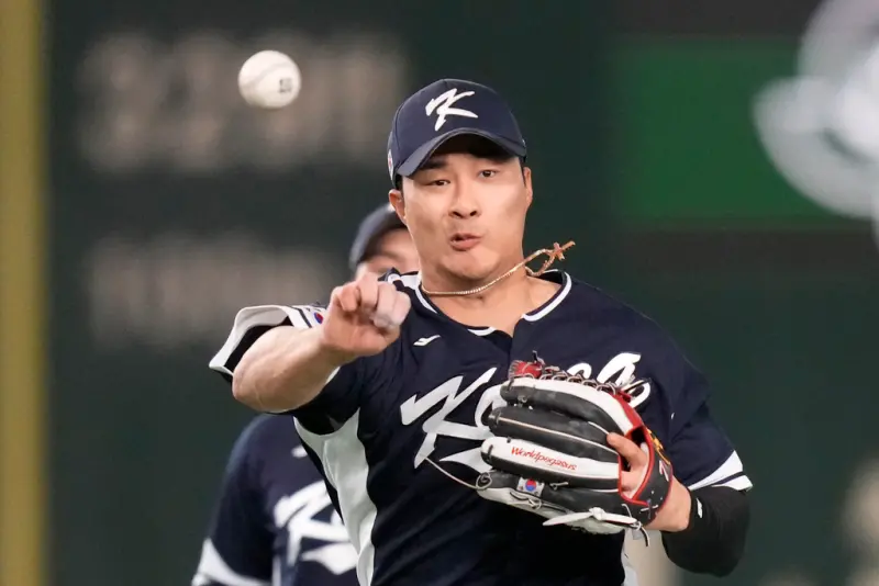 ▲勇士隊韓籍內野手金河成，日前因為在冰面上跌倒，導致右手中指肌腱撕裂接受手術，確定無緣經典賽，不過根據韓國媒體報導，即便金河成沒跌倒，保險也難過關。（圖／美聯社／達志影像）