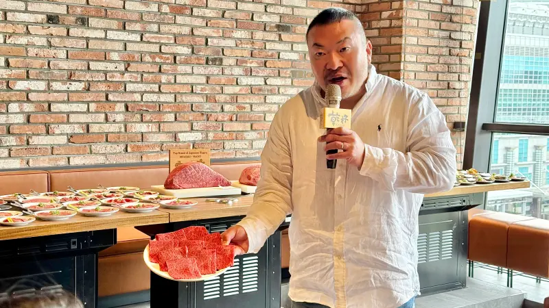 ▲乾杯集團26年歷史乾杯燒肉居酒屋，2026年史上最大菜單改版，99元、199元、299元與399元四種價位百款餐點，A5和牛莎朗近市場5折！董事長平出莊司表示：「將開創有如『大創銅板價』的燒肉店」，迎合現在年輕人。（圖／記者蕭涵云攝）