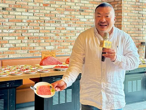 ▲平出莊司秀出日本和牛冠軍「A5日本宮崎和牛沙朗」漂亮油花。（圖／記者蕭涵云攝）