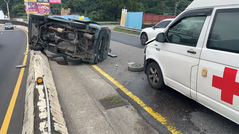 新北救護車載9旬婦轉診！「失控撞翻廂型車」釀3傷　現場畫面曝光