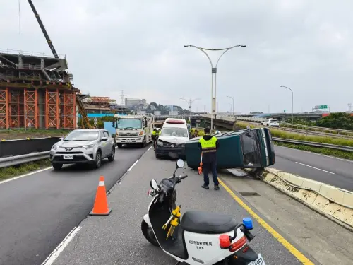 ▲新北淡水救護車載92歲婦人轉診，途中撞翻廂型車。（圖／翻攝畫面）