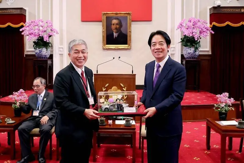 ▲劉錦村(圖左)今(7)日受訪表示,行政院對汽車關稅有些方向,但尚未拍板,認為這些代理商所主打的「0關稅」是促銷手法,非真正清楚未來走向。(圖/總統府提供)