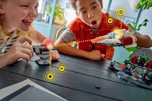 ▲進行戰鬥場景時，則會有雷射槍的音效與燈光反應。讓同一組積木持續有新鮮感。（圖／翻攝官網）