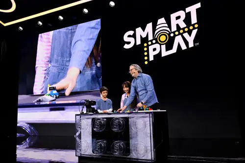 ▲當移動飛船時，積木會感應動作並發出引擎聲；進行戰鬥場景時，則會有雷射槍的音效與燈光反應。讓同一組積木持續有新鮮感，延長產品生命週期。（圖／翻攝官網）