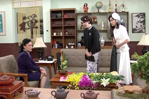 ▲黃瑄飾（圖中）演的「曉蘭」因得罪高官慘遭封殺，劇中業績歸零、店面陷入低潮，讓她不得不親自出馬、賠笑送禮重振生意。（圖／台視提供）