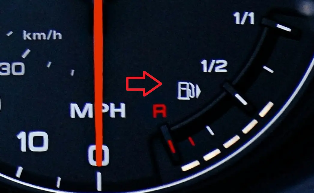 ▲你知道，油表上的小箭頭代表什麼意義，又是怎麼誕生的嗎？其實這個小箭頭指向油箱蓋的位置，成為現代汽車的標準設計。（圖／Pexels）
