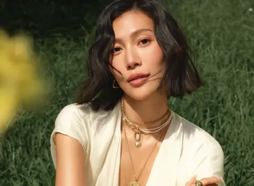 莫莉不只拉IU！昔日亂戳丁海寅手臂被挖出　時尚網紅人設大崩壞
