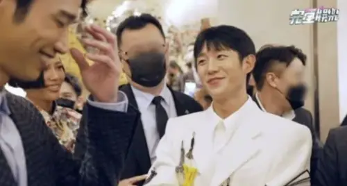 ▲莫莉（後排左）過去曾在活動現場，趁韓星丁海寅（右）跟別人交談時，伸手戳他的手臂。（圖／翻攝自完全娛樂YT）