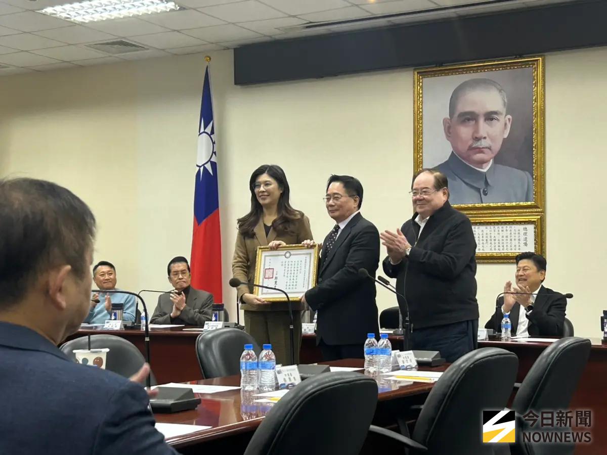 ▲國民黨主席鄭麗文致送中央評議委員蔡正元同志實踐一等獎章及證書。（圖／記者林怡昕攝，2025.01.07）