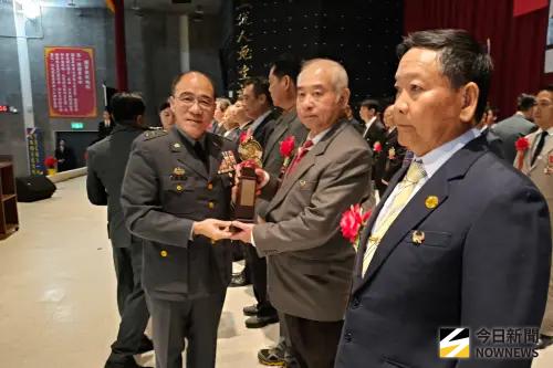 ▲表揚後備傑出幹部，由全動署署長廖建興主持頒發證書。（圖／記者莊全成攝，2026.01.07）