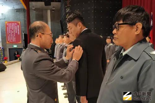 ▲後備軍人晉升，由全動署署長廖建興親自授階。（圖／記者莊全成攝，2026.01.07）