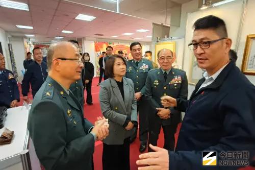 ▲周春米參觀屏東縣新文藝學會多位老師書法、水墨、水彩及木雕等作品。（圖／記者莊全成攝，2026.01.07）