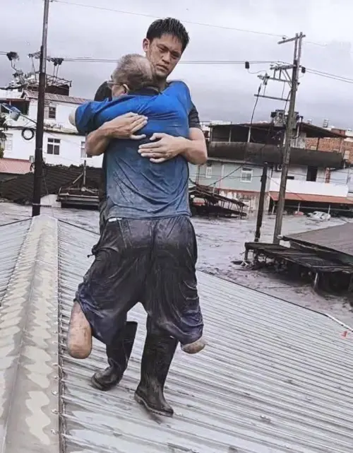 ▲馬太鞍溪溢流當天，黃美花的丈夫被姪子抱上屋頂逃死劫，情況相當緊急。（圖／黃美花提供）