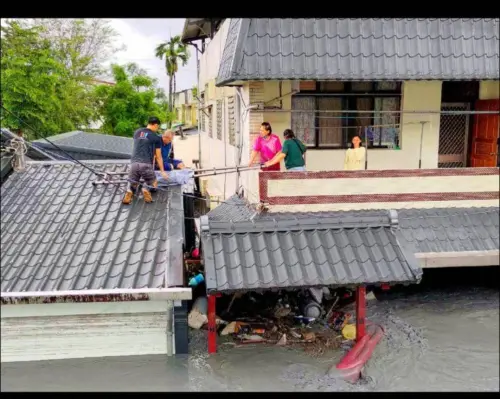 ▲洪災來襲當天，黃美花的丈夫從鄰居家的屋頂架梯子搬運脫逃。（圖／黃美花提供）