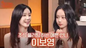 ▲48歲的李寶英與惠利同框時，一個成熟溫柔、一個青春靈動，各自發光卻不互搶，畫面反而更好看。（圖／翻攝自IamLeeHyeri youtube）