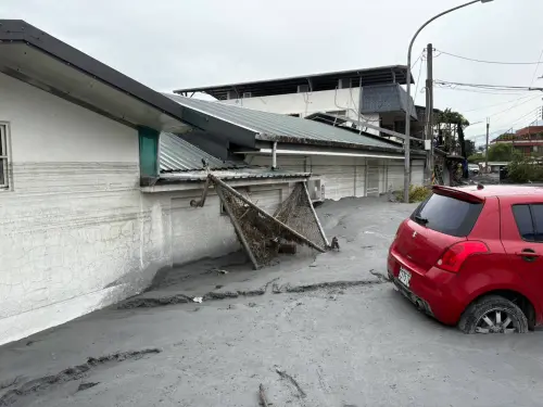 ▲洪災過後，黃美花的家園堆滿污泥。（圖／黃美花提供）