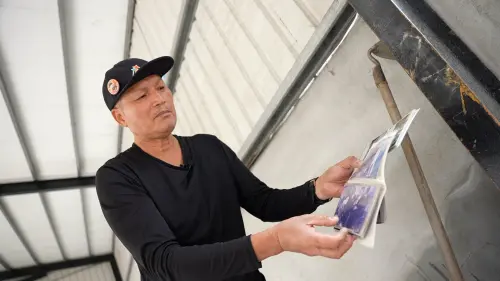 ▲災民許誠志從淤泥堆中，找回相簿及母親的拐杖，成為陪伴他重建家園的心靈支柱。（圖／記者王郁勳攝）