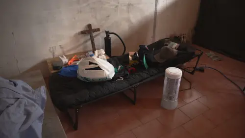 ▲災民許誠志暫時以帳篷為家，放置躺椅當床，盼能盡快重建家園。（圖／記者王郁勳攝）