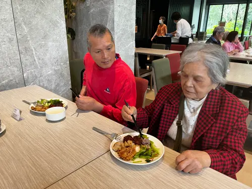 ▲許誠志與母親感情深厚，洪災過後他搶救回母親生前遺留的拐杖，成為他的心靈慰藉。（圖／許誠志提供）