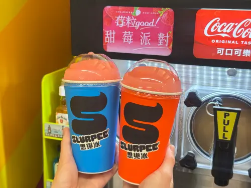 ▲思樂冰同步推出「草莓乳酸風味」，濃郁酸甜草莓風味搭配柔和乳酸香氣。（圖／記者鍾怡婷攝）