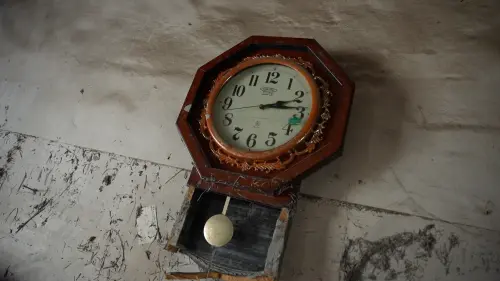 ▲洪美仁家中剩下時鐘，指針停在洪災來襲的那一刻。（圖／記者王郁勳攝）