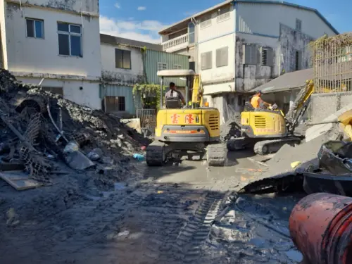 ▲洪美仁的祖厝被洪水侵襲宛如廢墟，怪手協助清淤。（圖／洪美仁提供）