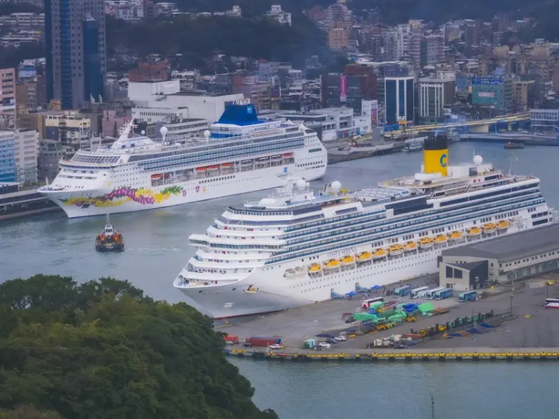 ▲ 挪威天空號(左)、歌詩達莎倫娜號(右)雙輪靠泊基隆港 。（圖／臺灣港務公司基隆港務分公司提供）