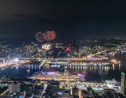 ▲探索星號(下左) 、地中海榮耀號(上右)雙輪靠泊基隆港 。（圖/臺灣港務公司基隆港務分公司提供）