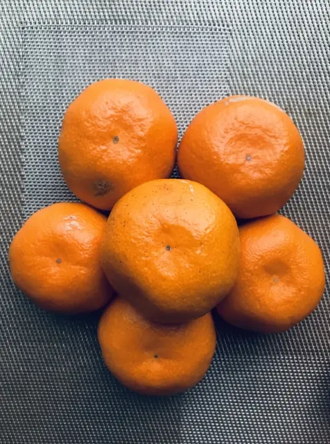 ▲7 天期滿後，將用紅紙包裹的桔皮用來泡澡，藉由桔皮的清香洗淨全身負能、換上好運氣。（示意圖／取自photoAC）