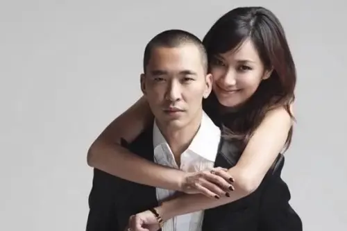 徐靜蕾現身美國超市！黃立行全白髮陪逛　15年戀愛長跑不婚也幸福
