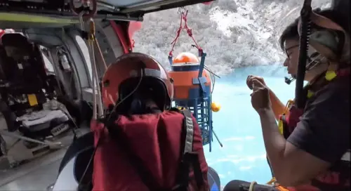 ▲2025年10月19日，成大防災研究中心與特搜隊人員，順利在馬太鞍溪堰塞湖面投放成功。（圖／花蓮分署提供）